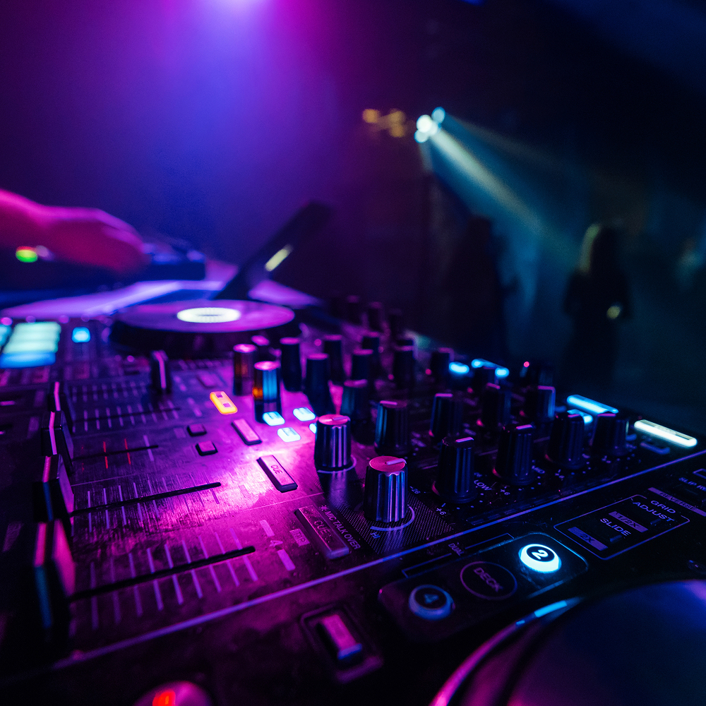 evento DJ + Percusión retro hits night